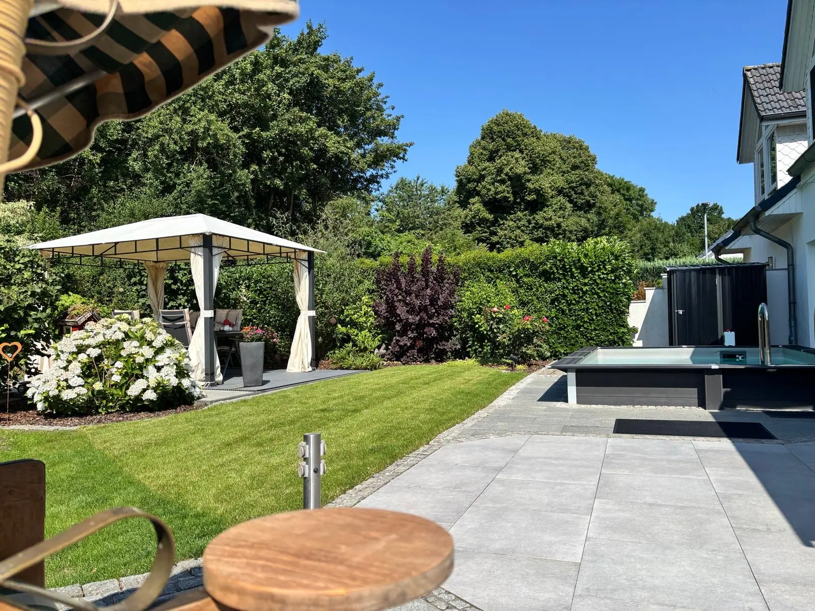 Garten mit Rasen und Pavillon am Ferienhaus in Travemünde