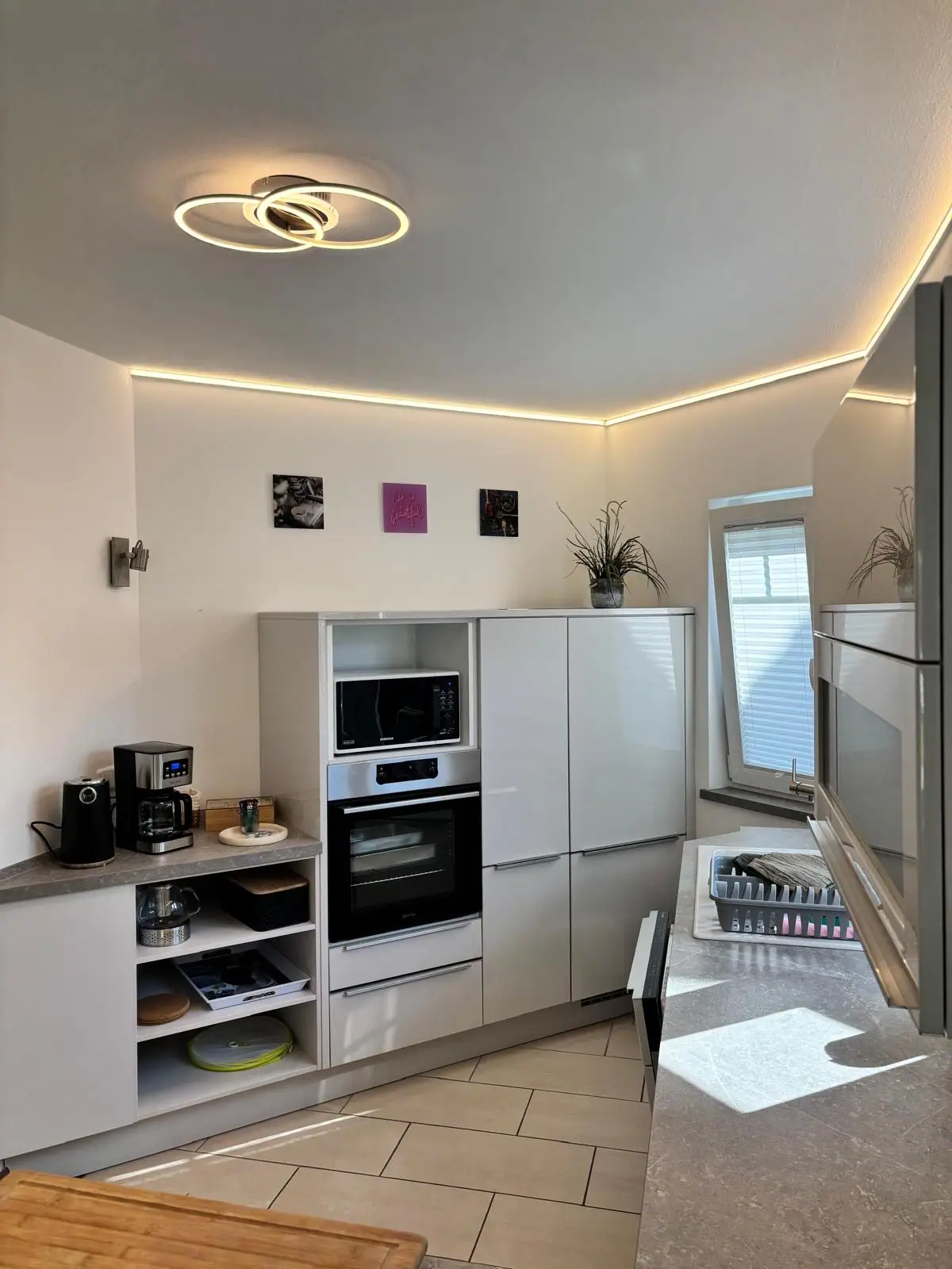 Moderne Küche mit Backofen und Geschirrspüler