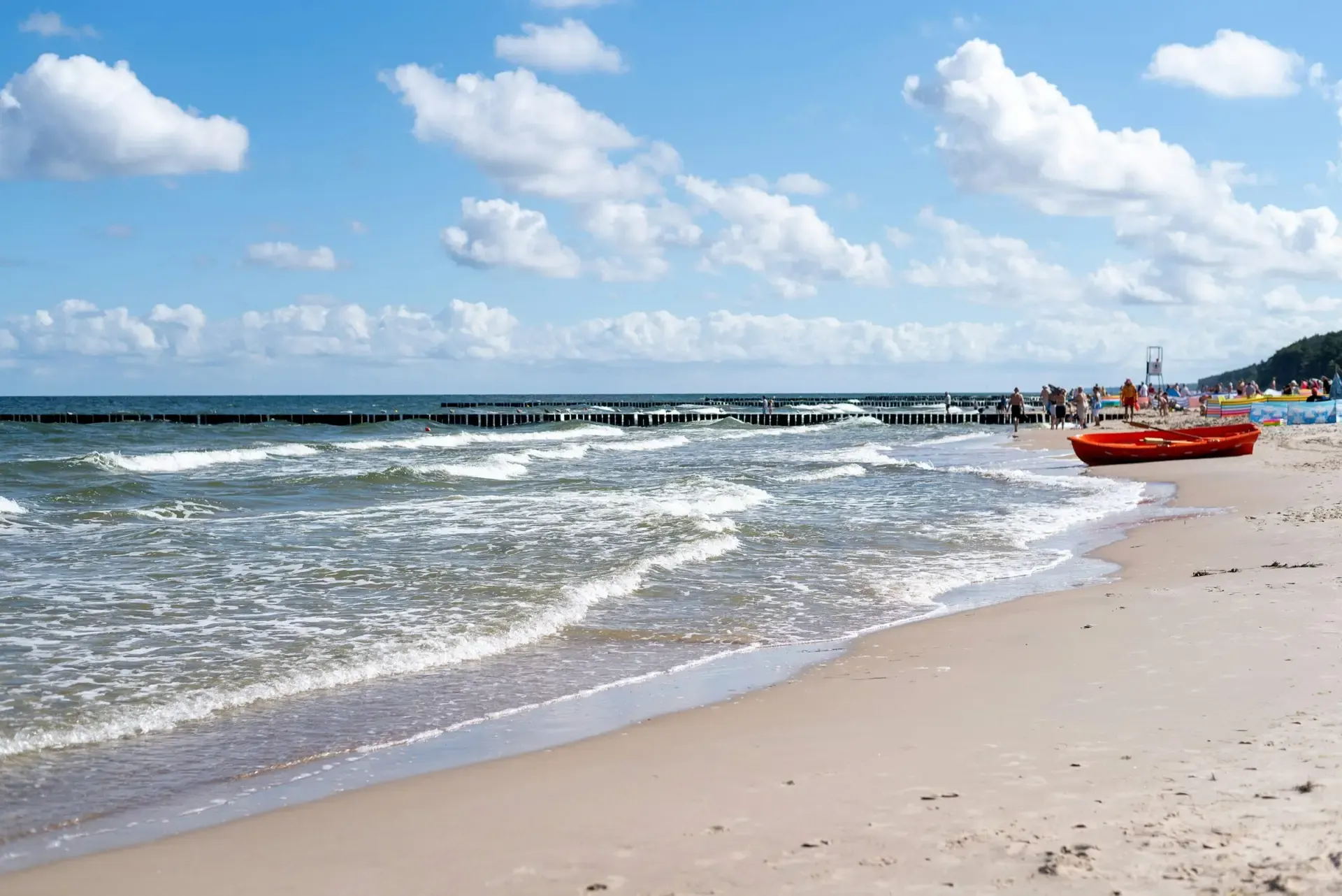 Strand an der Ostsee mit Seebrücke